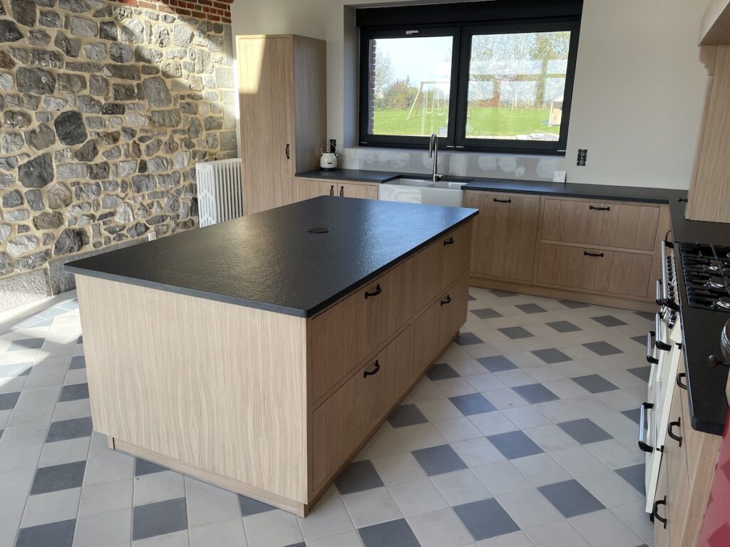 Cuisine moderne sur-mesure en chêne massif (Aulnoye-Aymeries ...
